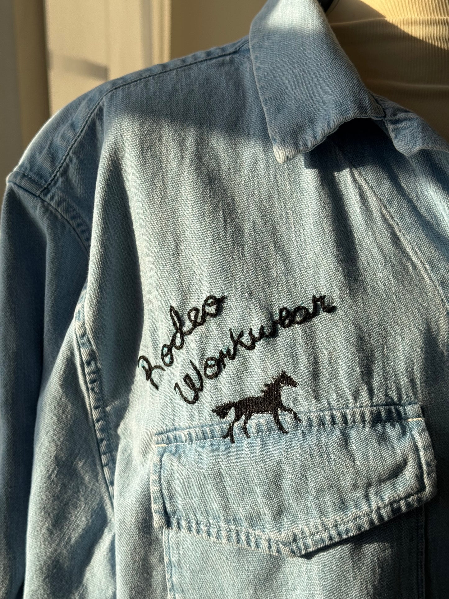 Judy Handcrafted Rodeo Workwear Embroidered Cropped Button Down Short Sleeve In Light Denim￼