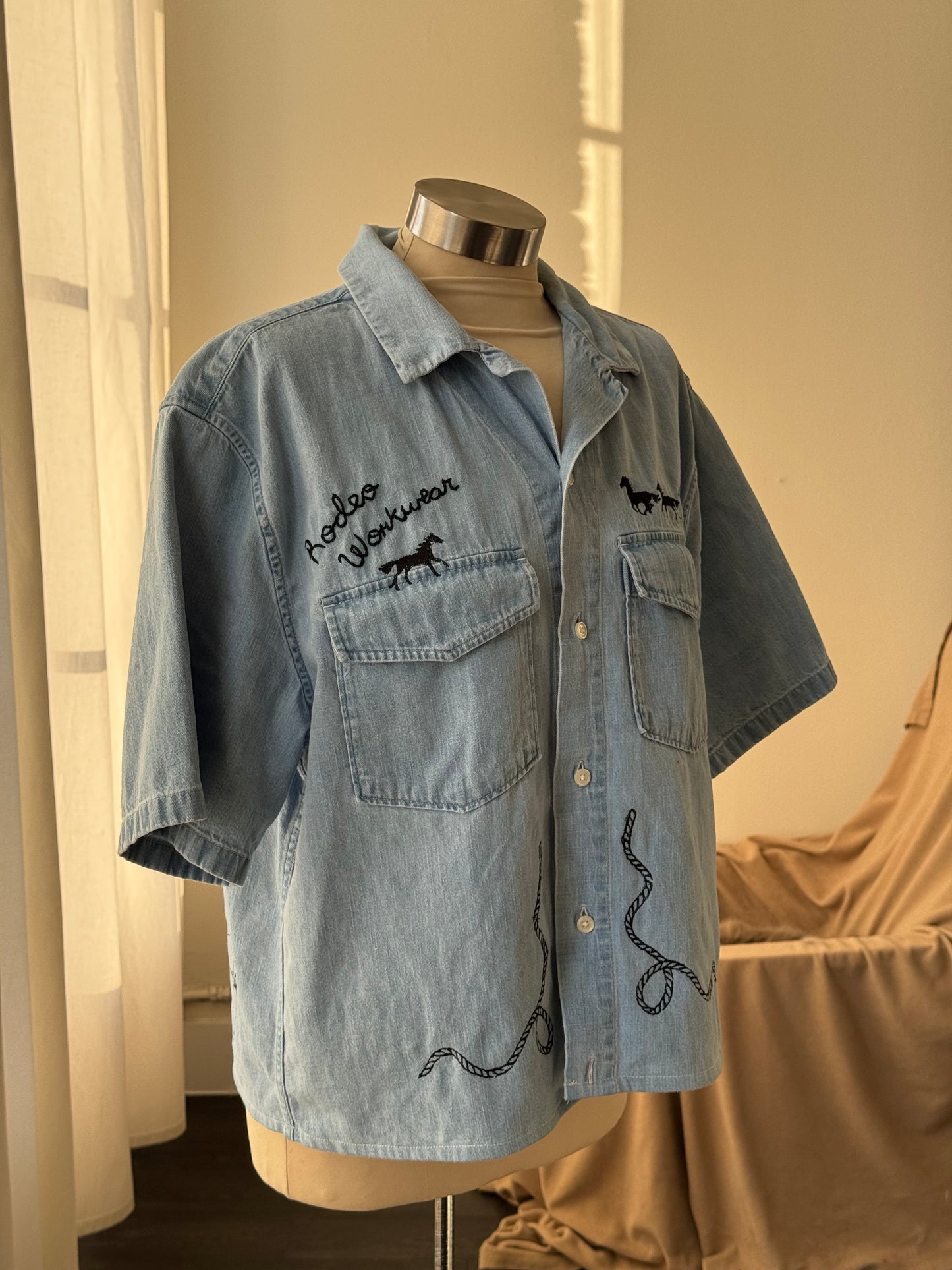 Judy Handcrafted Rodeo Workwear Embroidered Cropped Button Down Short Sleeve In Light Denim￼