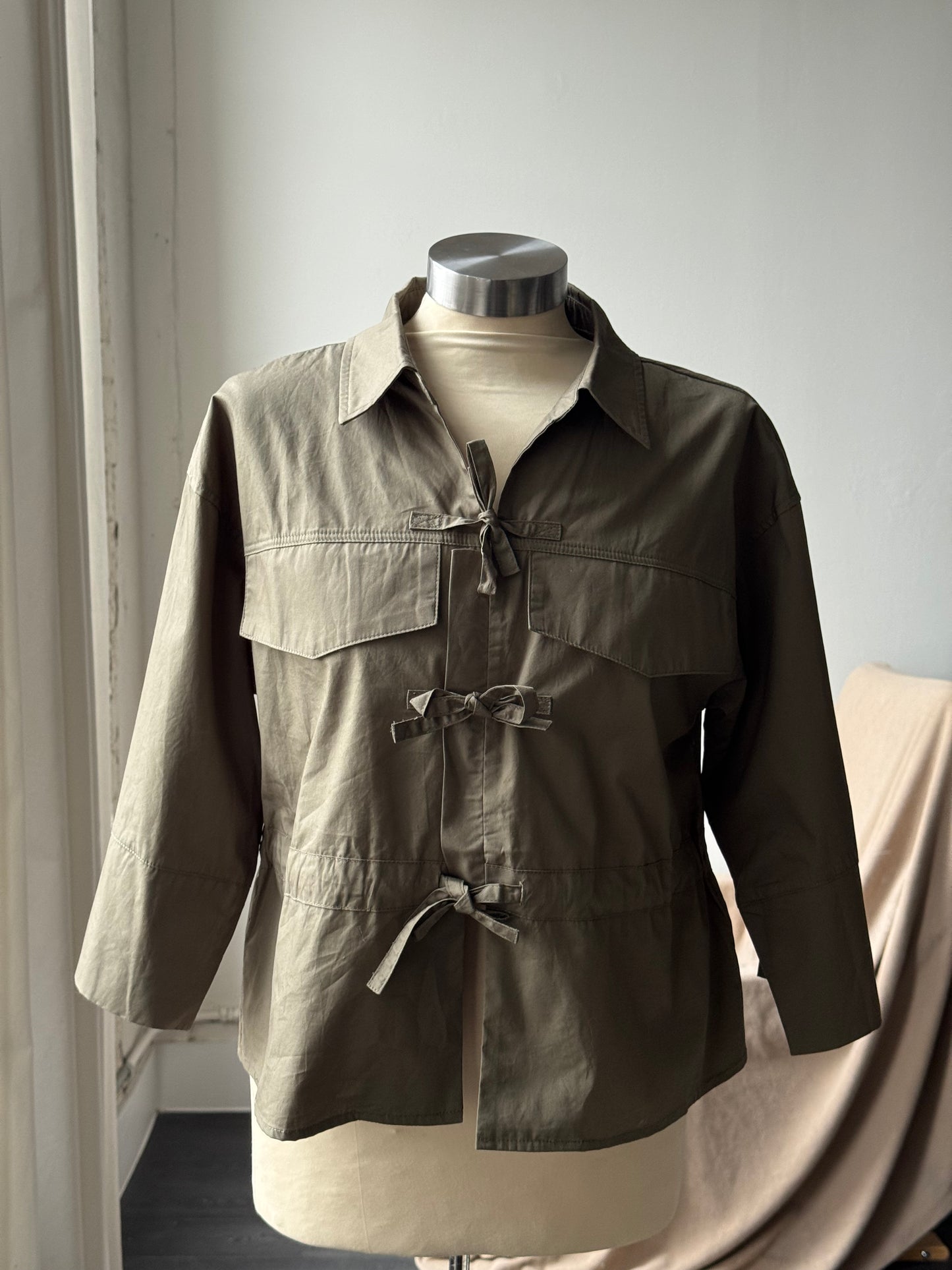 Robin Cotton 3/4 Sleeve Tie Front Top In Forest