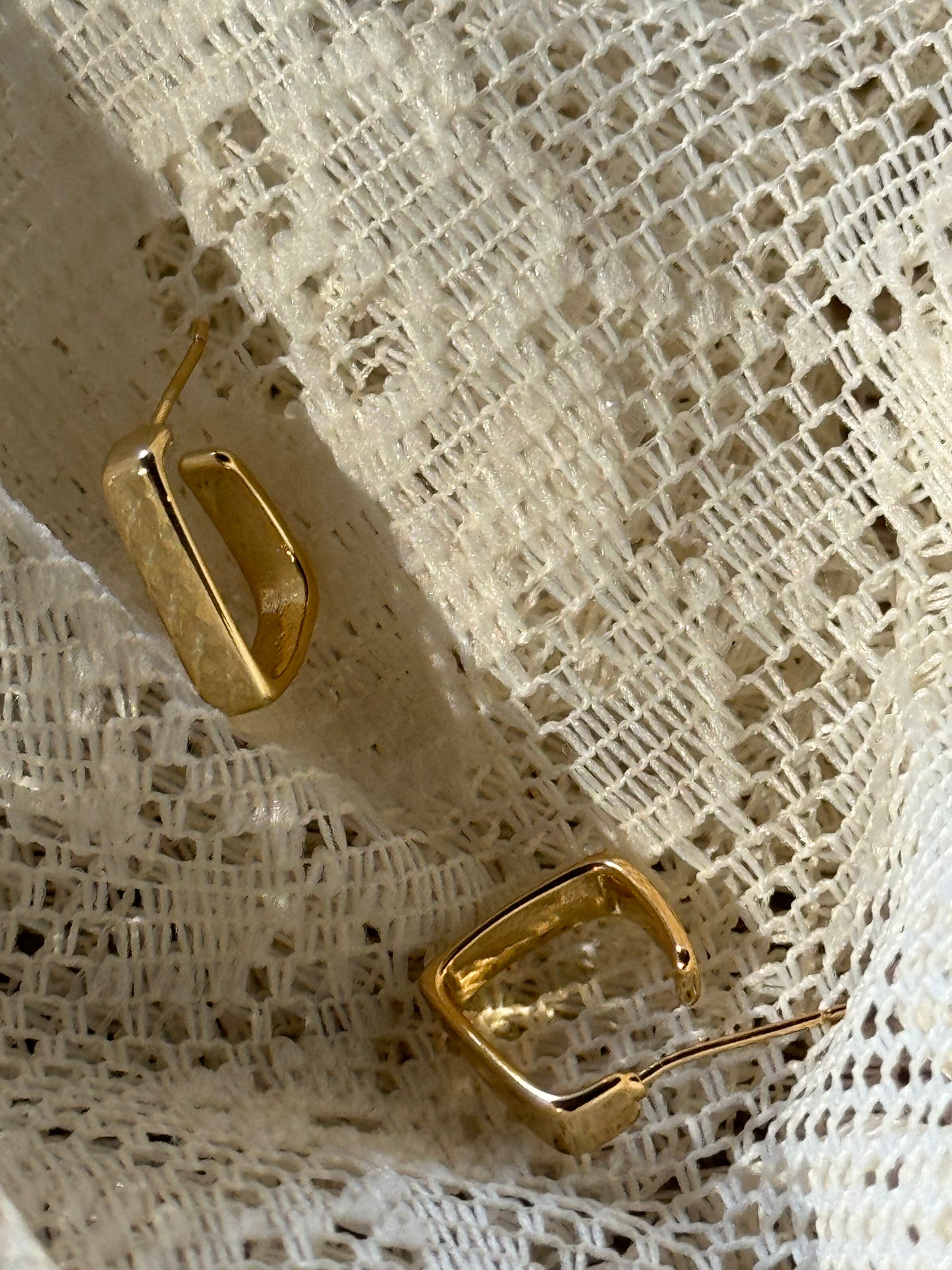 Henry Classic Square Hug Hoop Earring In Gold