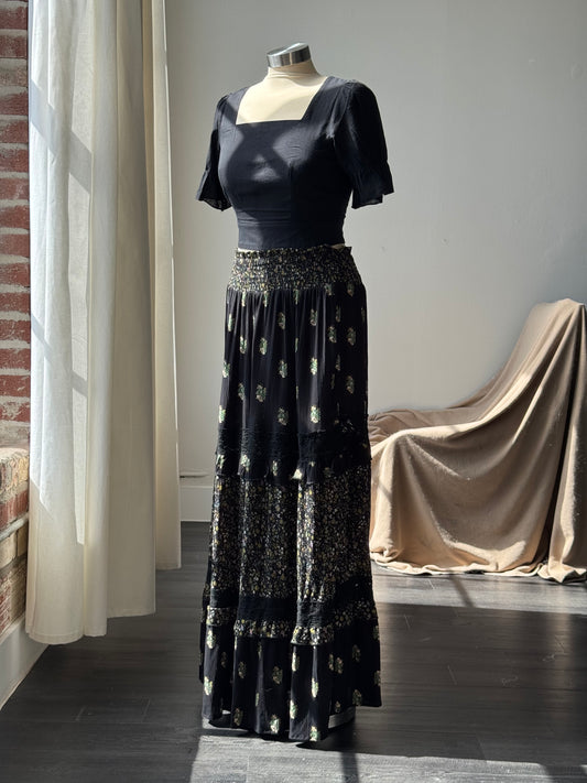 Teagan Hidden Pocket Tiered Floral Maxi Skirt In Forest Black