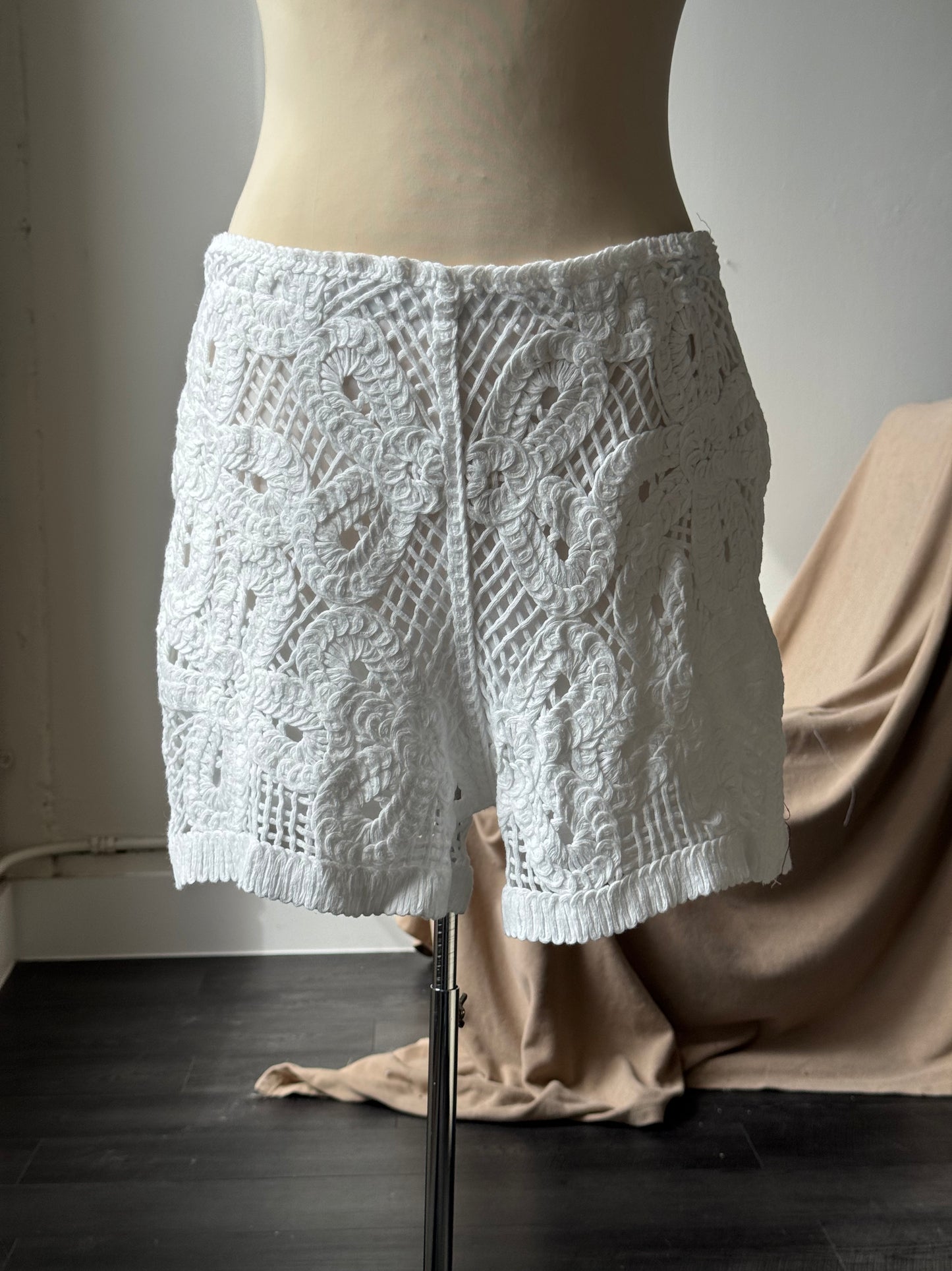 Keeley Cotton Crochet Embroidered Appliqué Shorts In White