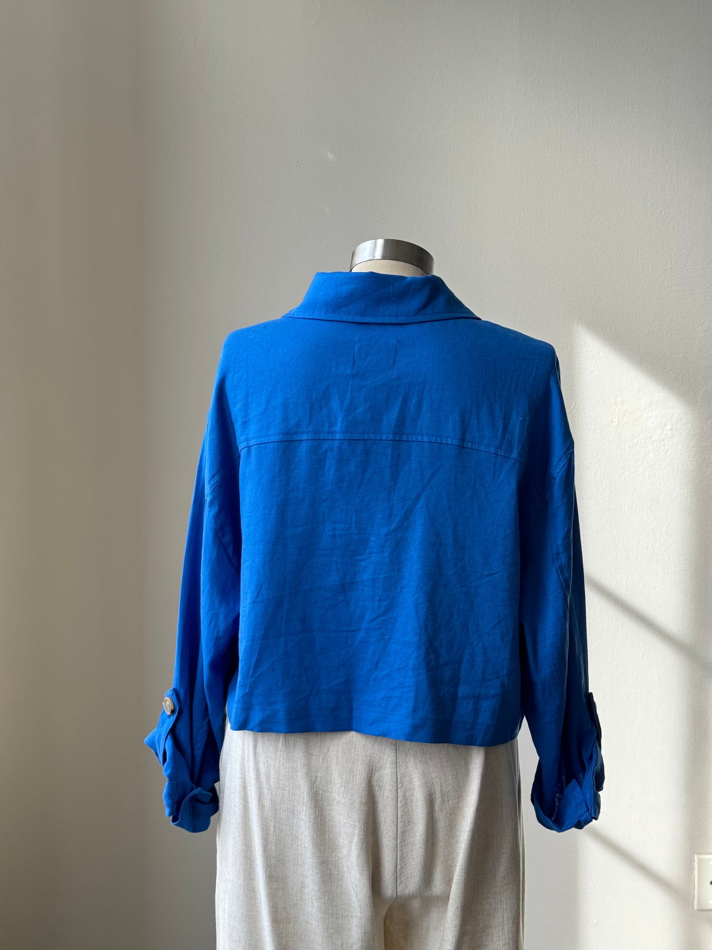 Janet Linen Cropped Utility Top In Cobalt Blue