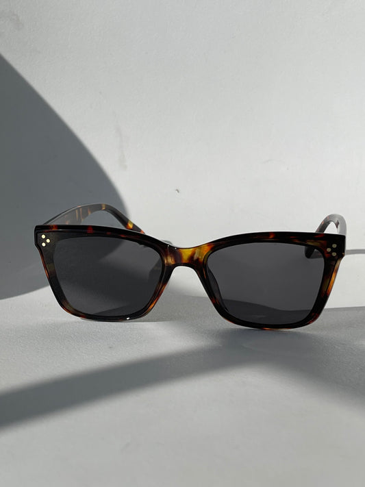 Tangi Triple Stud Classic Sunglasses In Tortoise