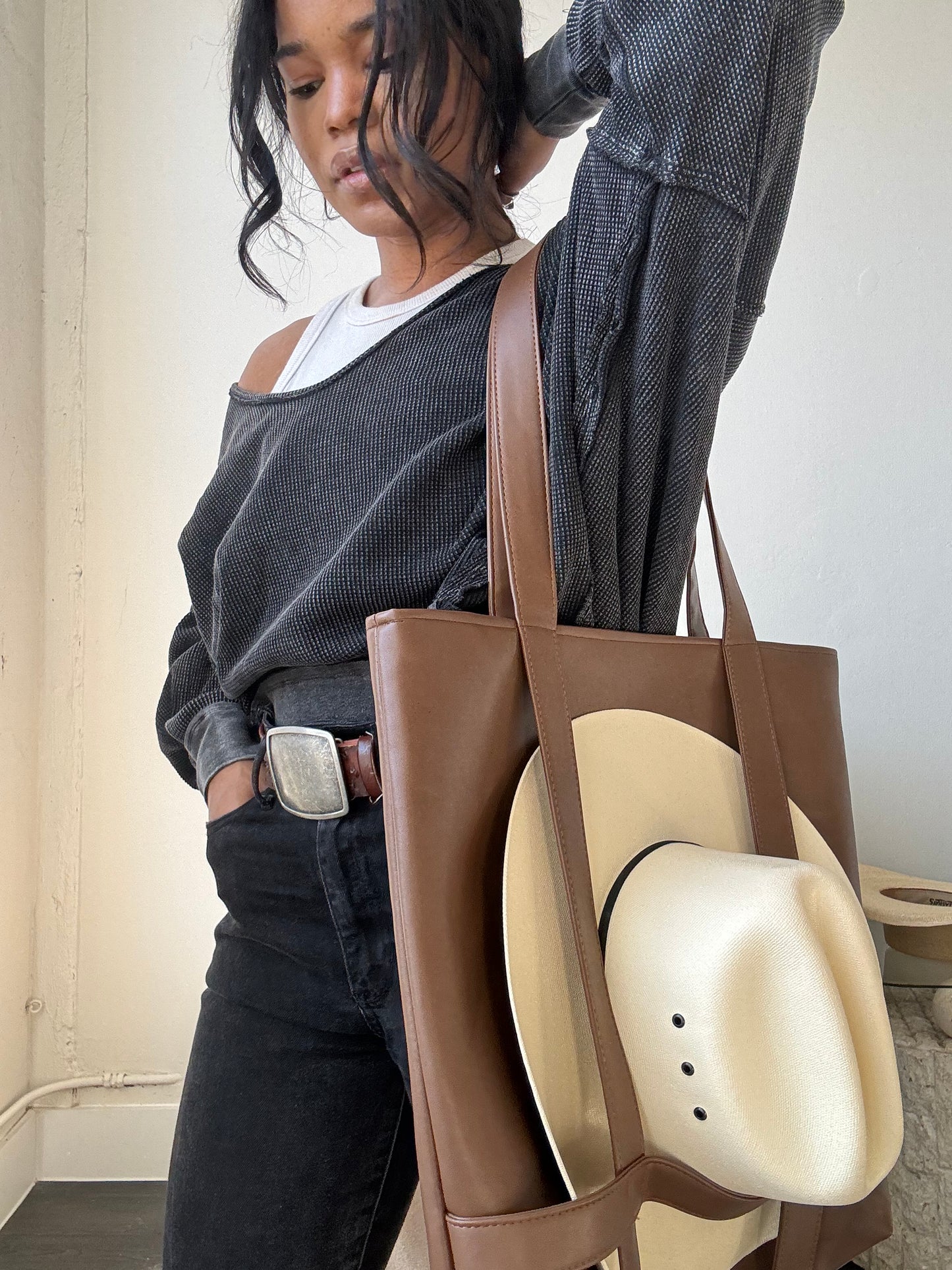 Gina Vegan Leather Tote Hat Holder Bag In Coffee