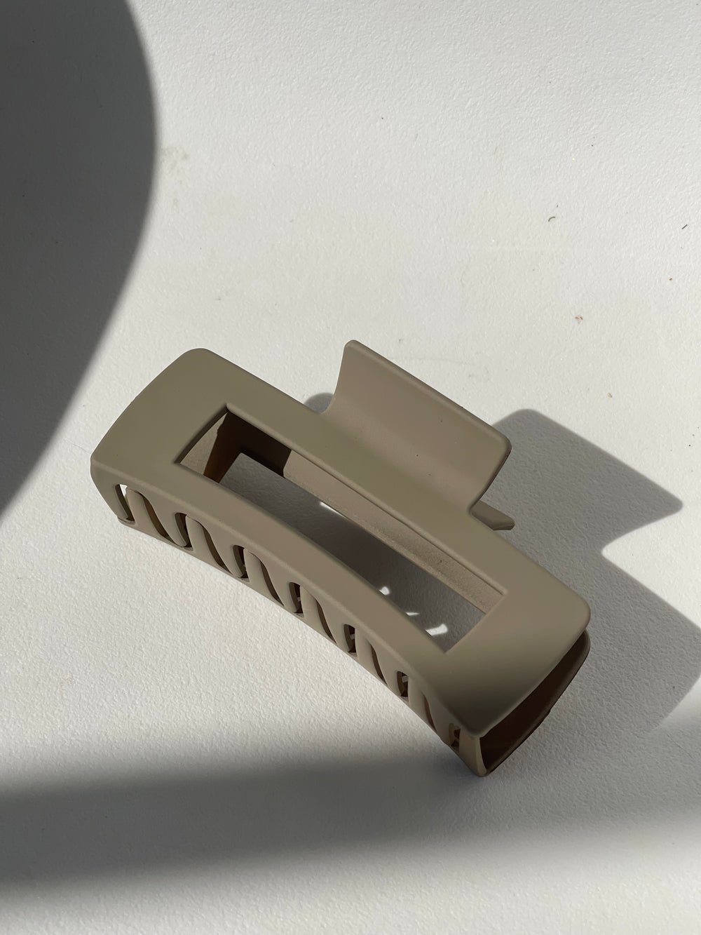 Sonia Modern Claw Clip In Taupe