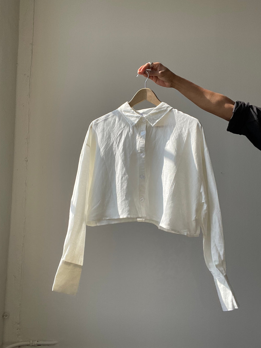 Charlotte Linen Long Sleeve Cropped Button Down Shirt In Ivory