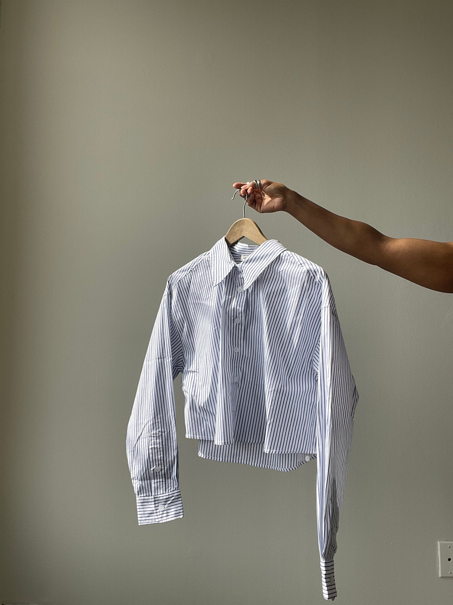 Kessler Fishtail Cotton Crop Long Sleeve Stripe Button Down Shirt In Navy White