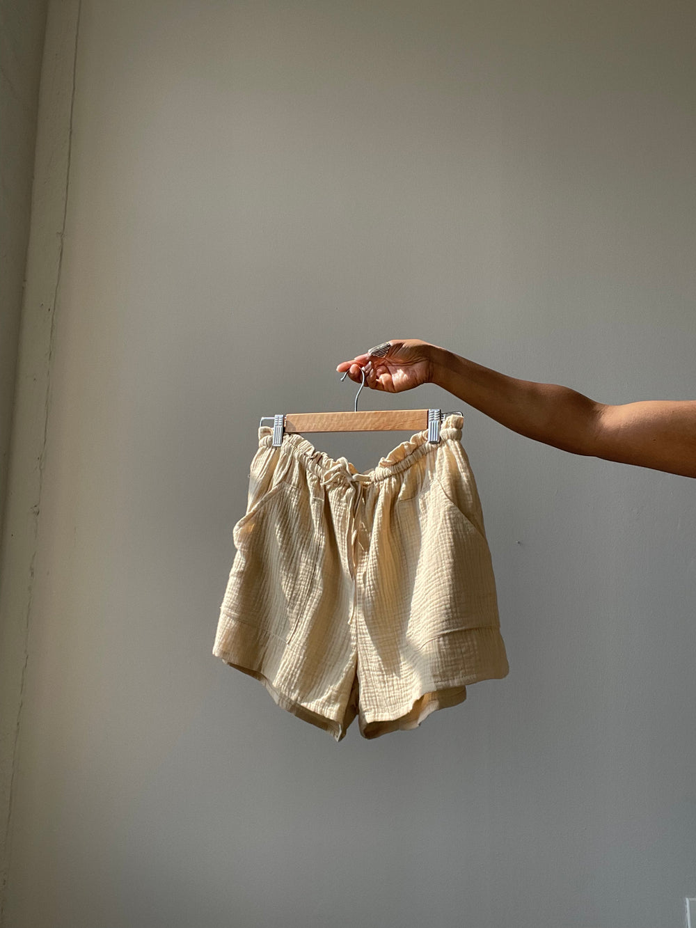 Kelsey Cotton Shorts In In Taupe