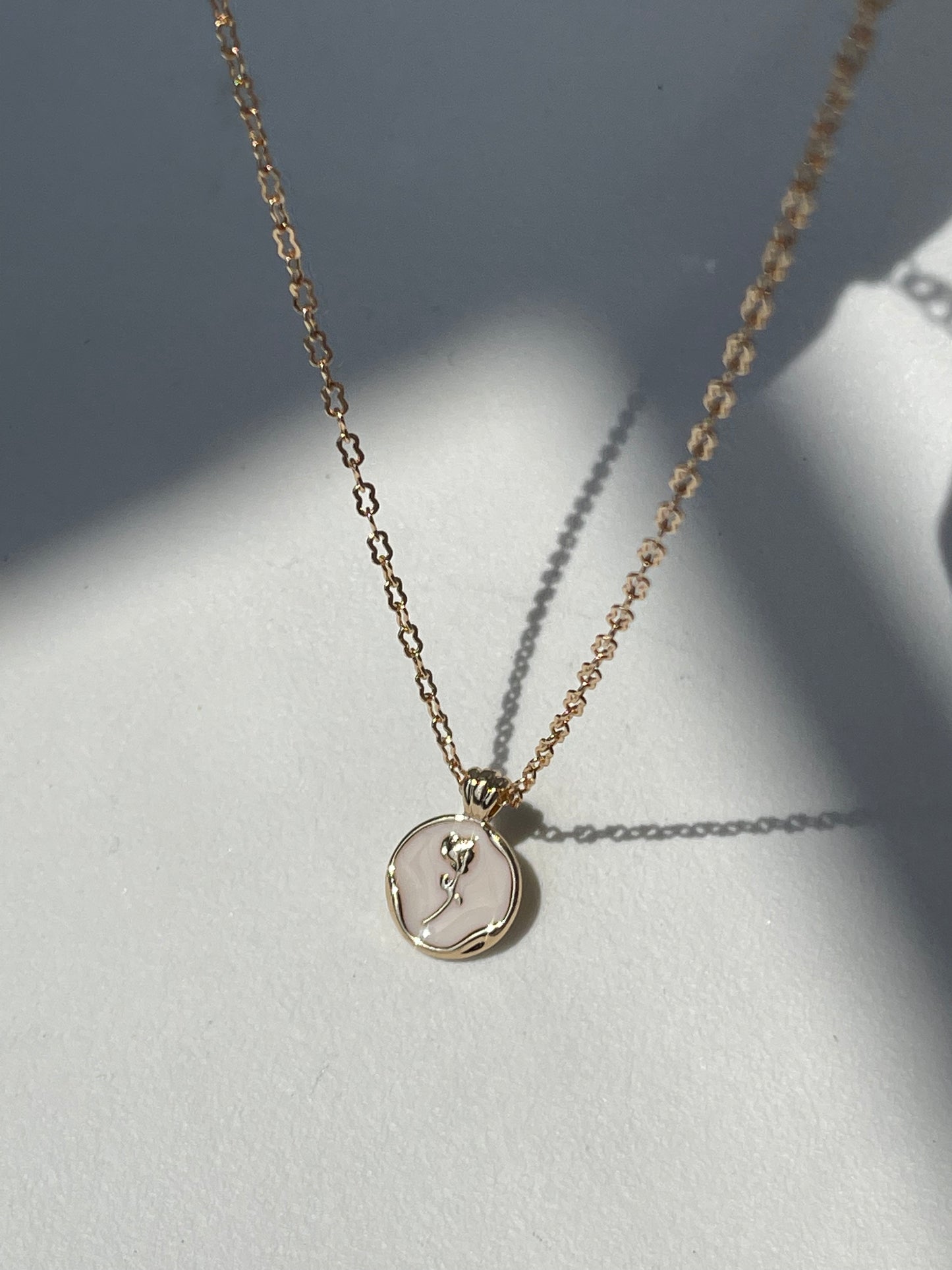Claire Gold Rim Rose Disk Necklace In Ivory Gold