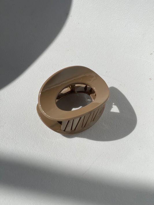 Sagan Geo Claw Clip In Gloss Brown