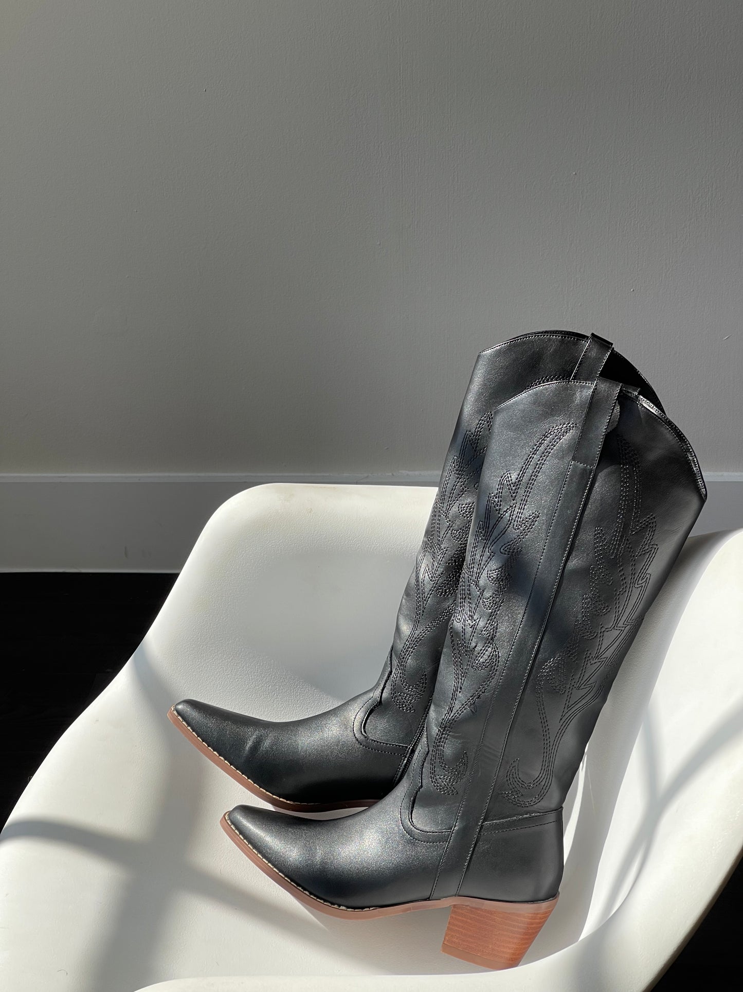 Swayze High Classic Cowboy Boot In Matte Black