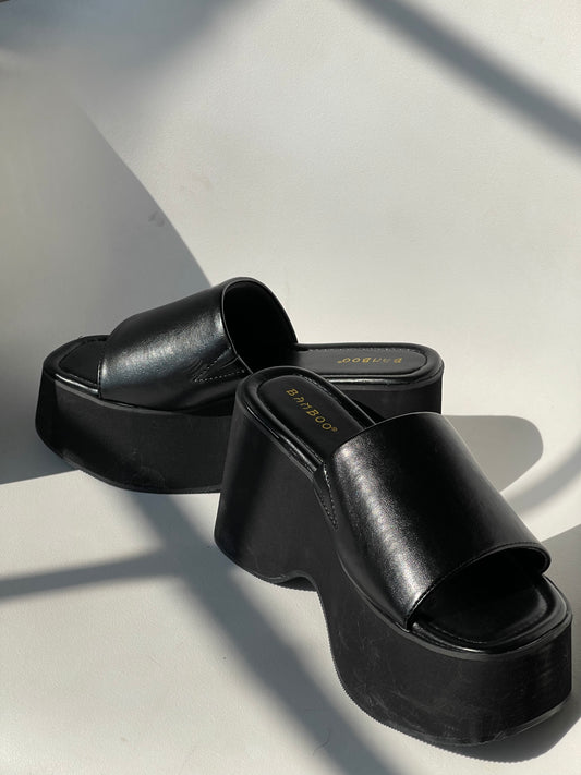 Amber 90s Style Retro Platform Mule In Black
