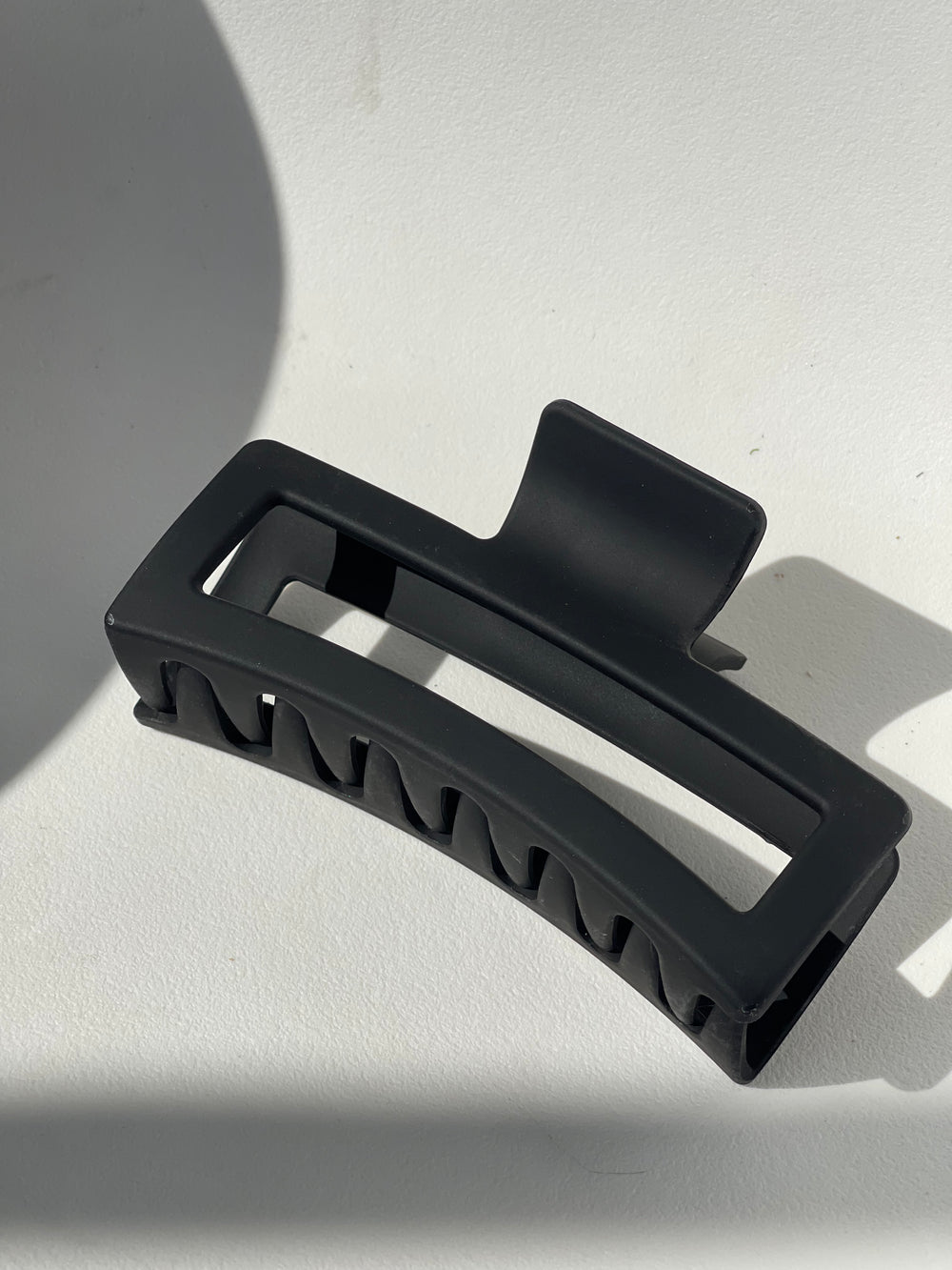 Sabrina Jumbo Modern Hallow Claw Clip In Black