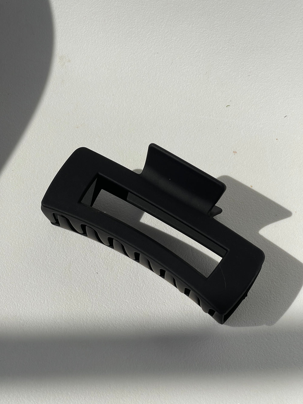 Sonia Modern Claw Clip In Black