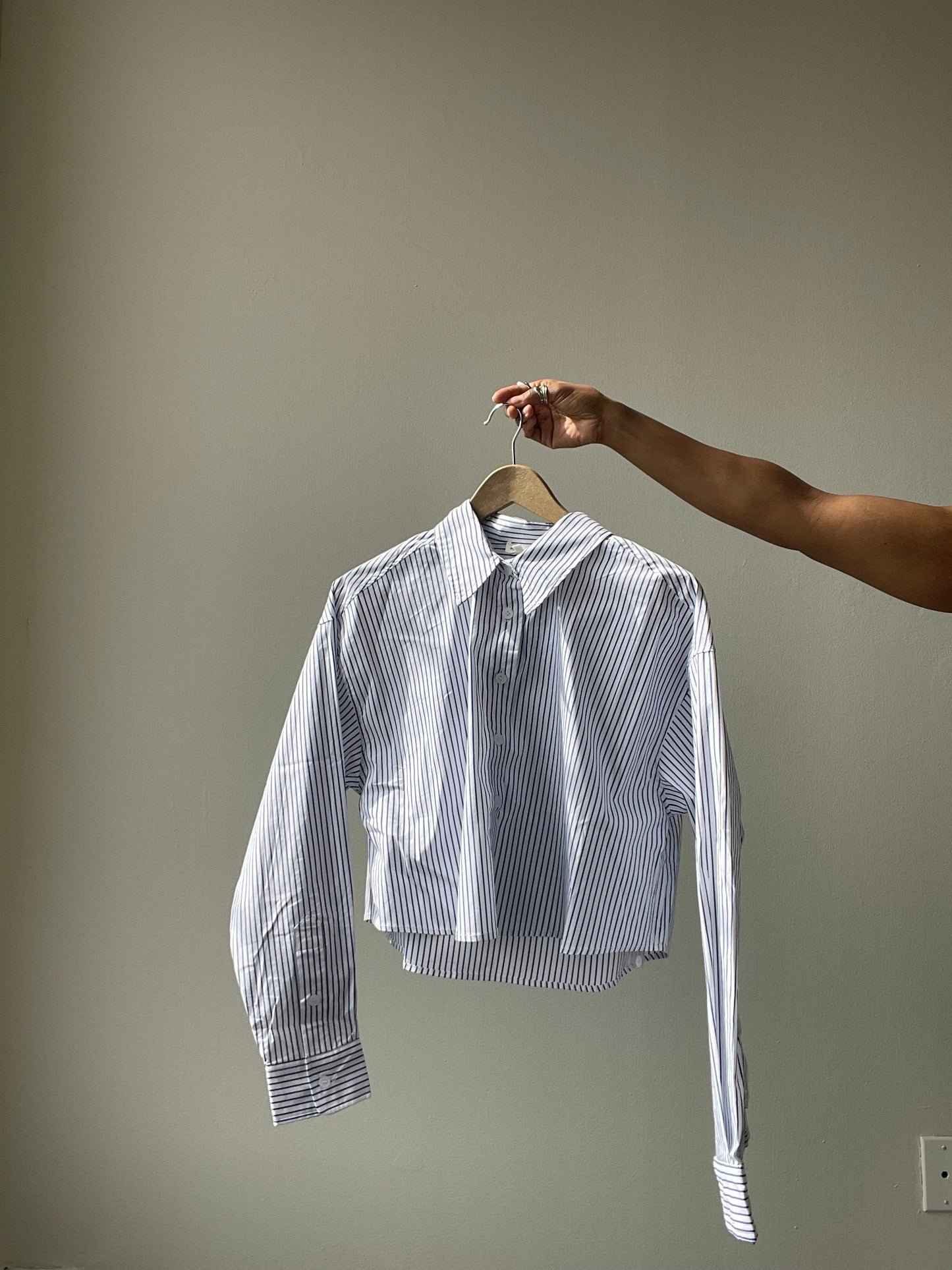 Kessler Fishtail Cotton Crop Long Sleeve Stripe Button Down Shirt In Navy White