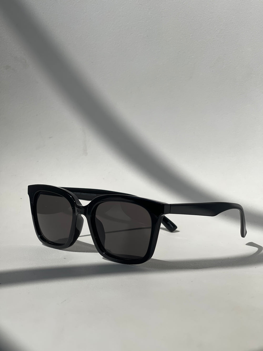 Fenya Classic Square Sunglasses In Black