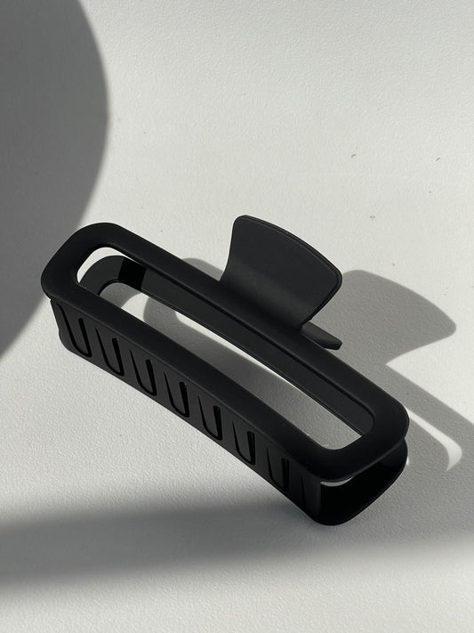 Margot Jumbo Modern Hallow Claw Clip In Black