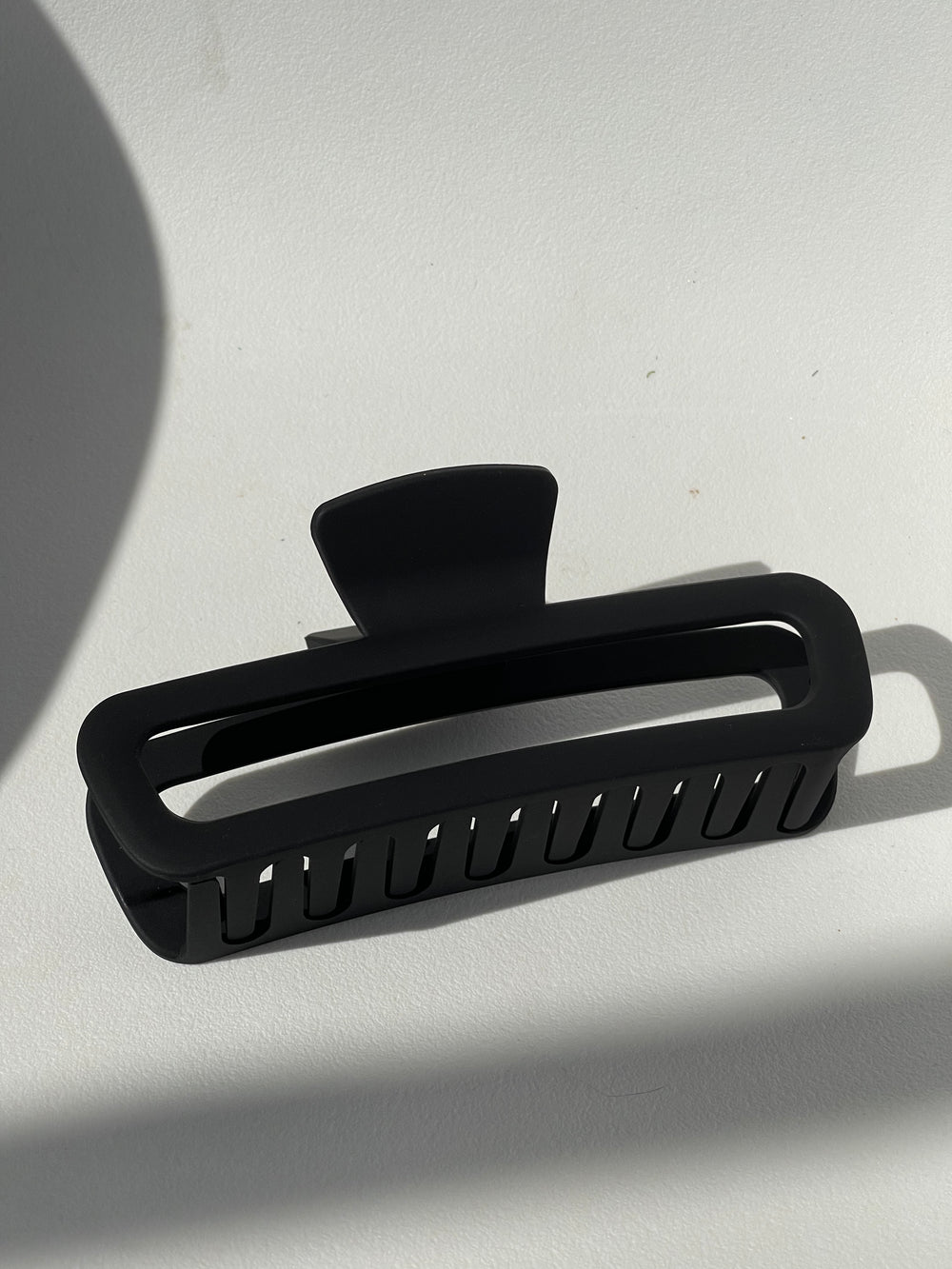 Margot Jumbo Modern Hallow Claw Clip In Black