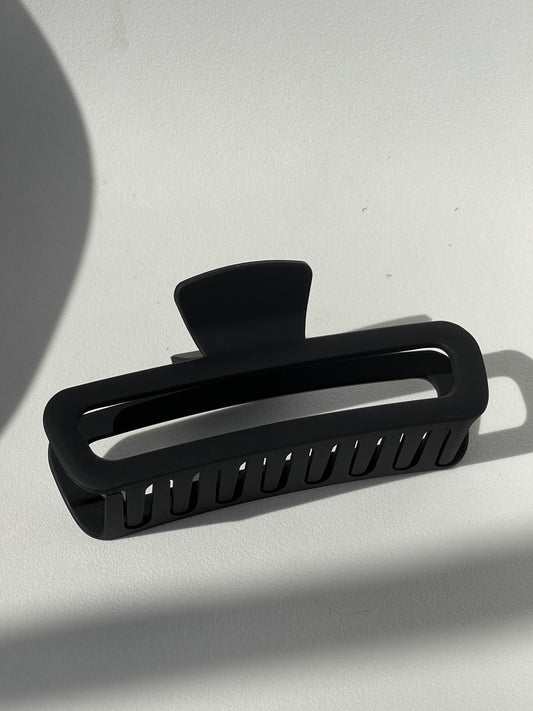 Margot Jumbo Modern Hallow Claw Clip In Black