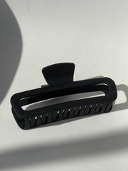 Margot Jumbo Modern Hallow Claw Clip In Black