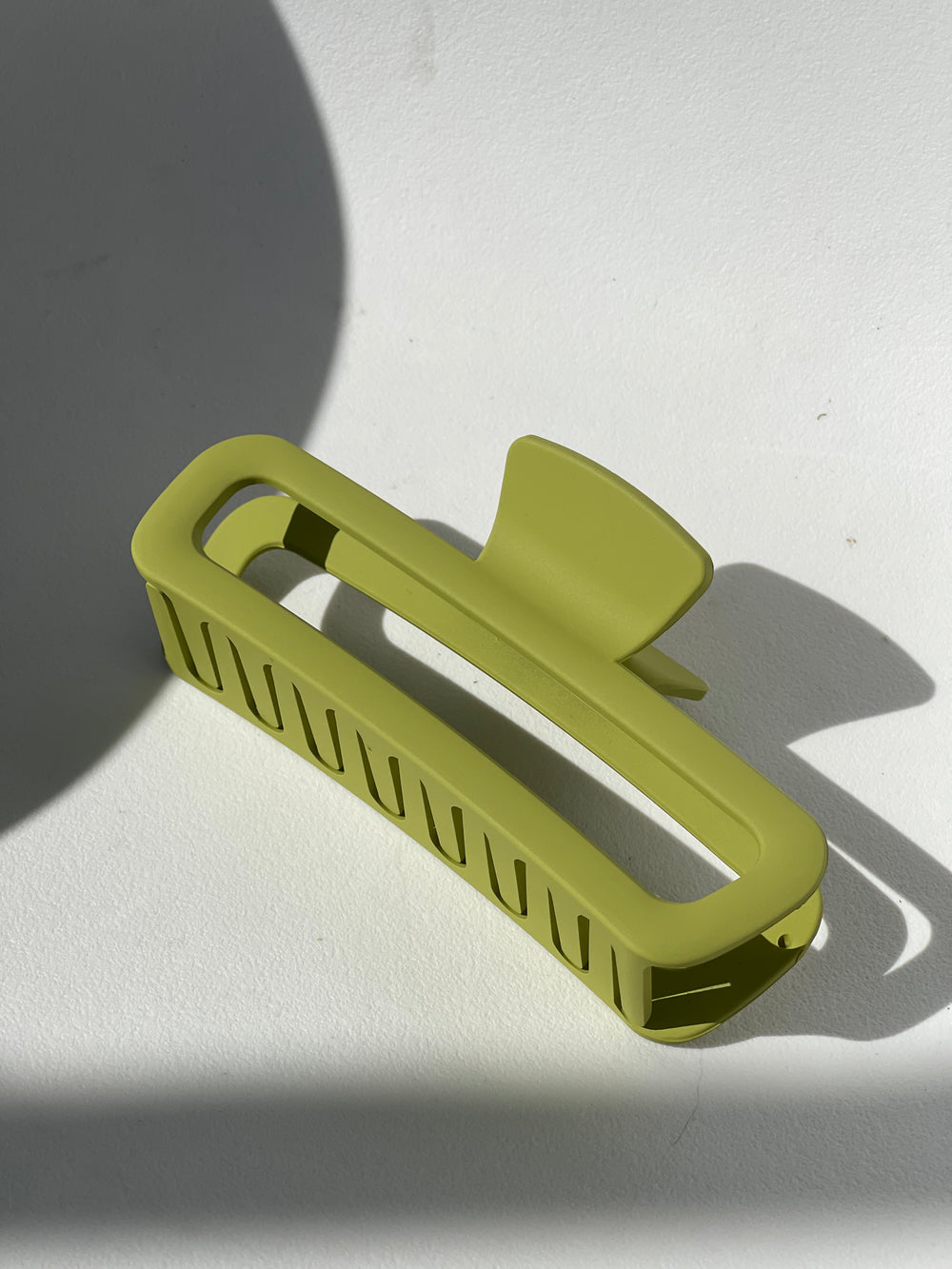 Margot Jumbo Modern Hallow Claw Clip In Avocado