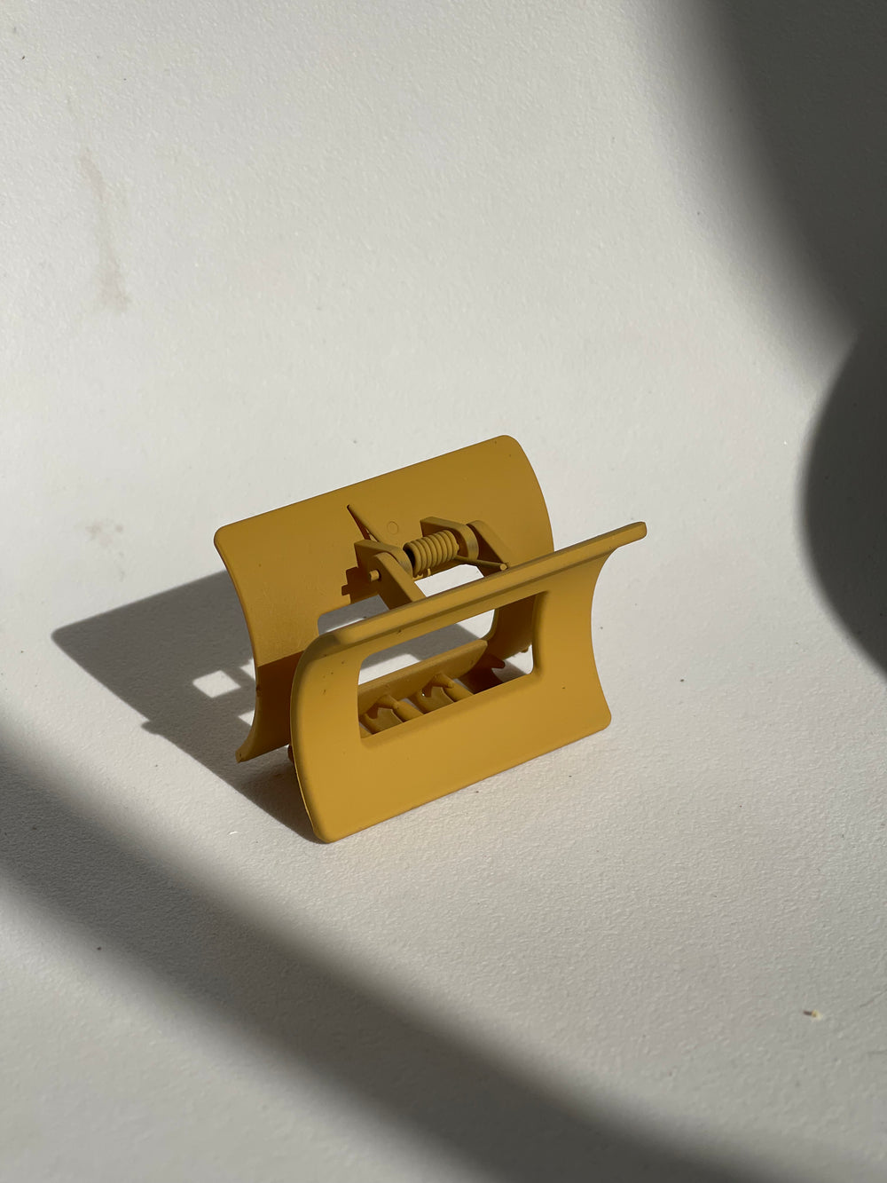 Murphy Mid Size Square Claw Clip In Mustard