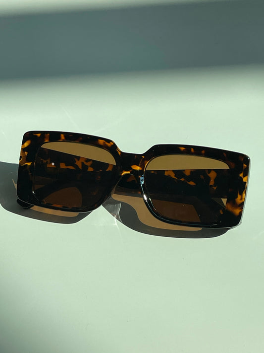 Tegan 70s Style Box Frame Sunglasses In Tortoise
