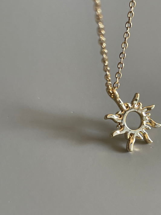 Sun Flame Cram Necklace In Gold