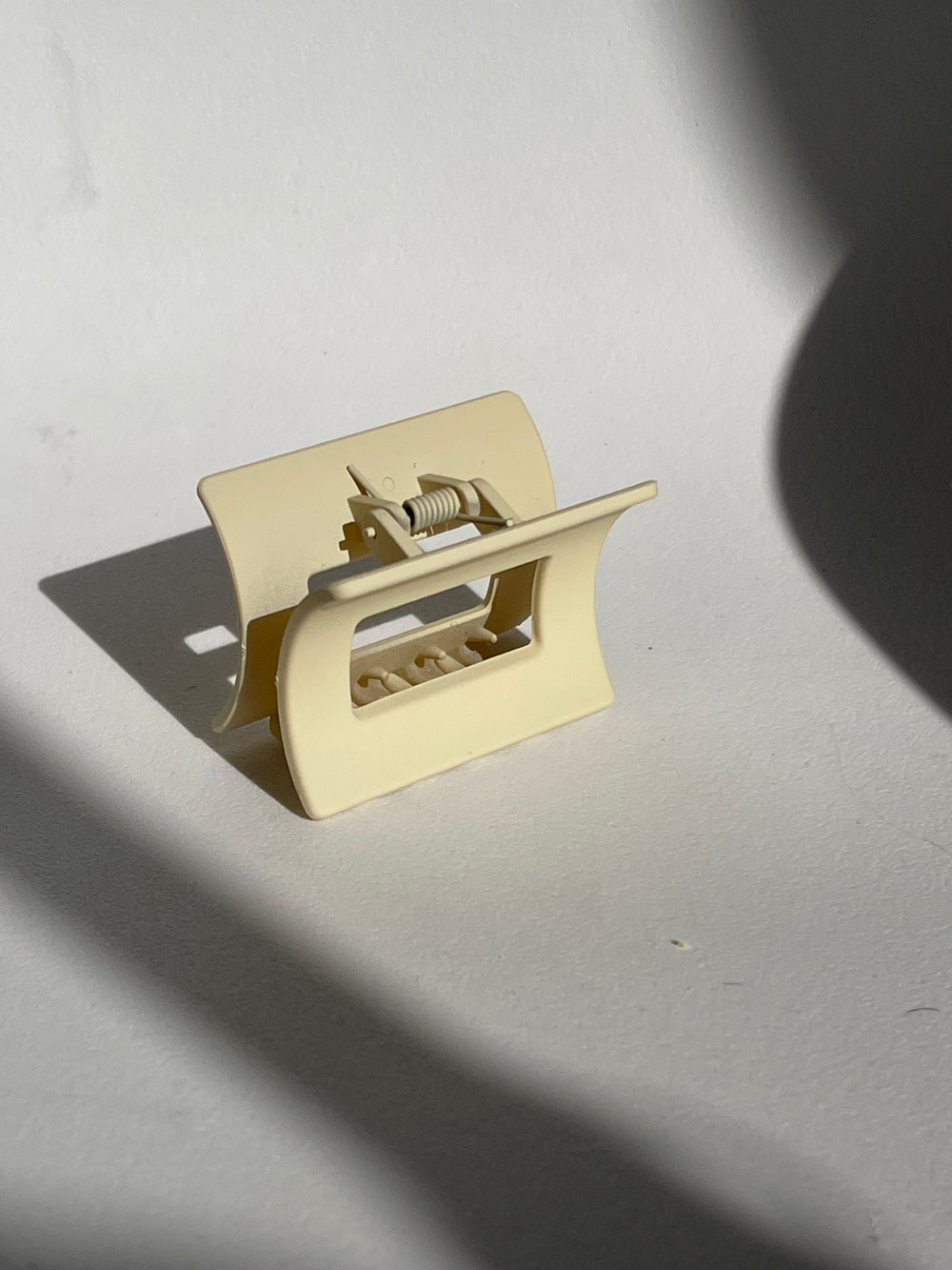 Murphy Mid Size Square Claw Clip In Cream
