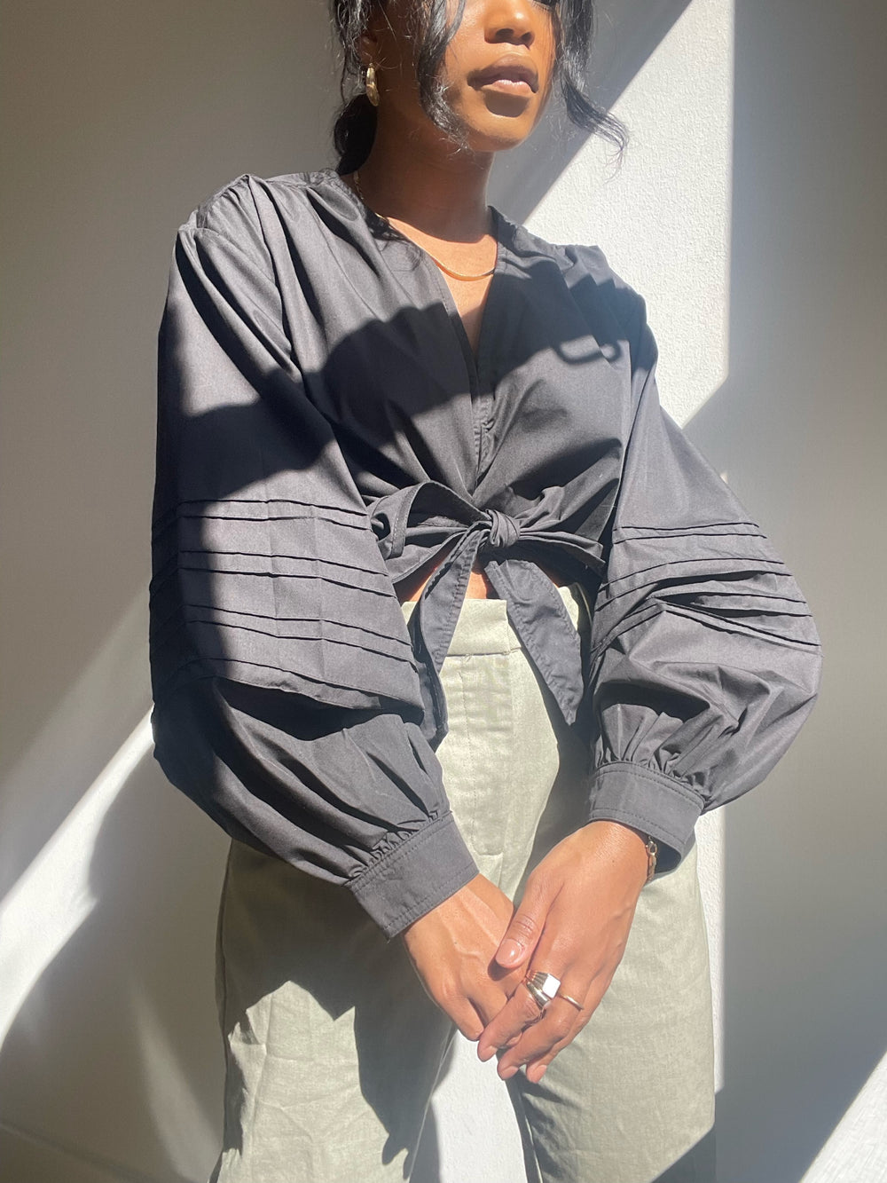 Dana Puff Sleeve Tie Crop Top In Black