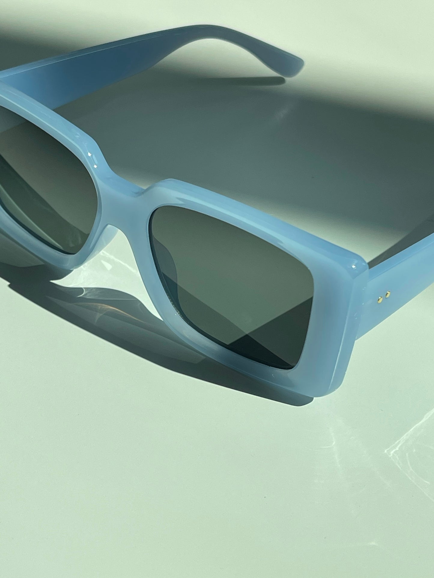 Tegan 70s Style Box Frame Sunglasses In Sky Blue
