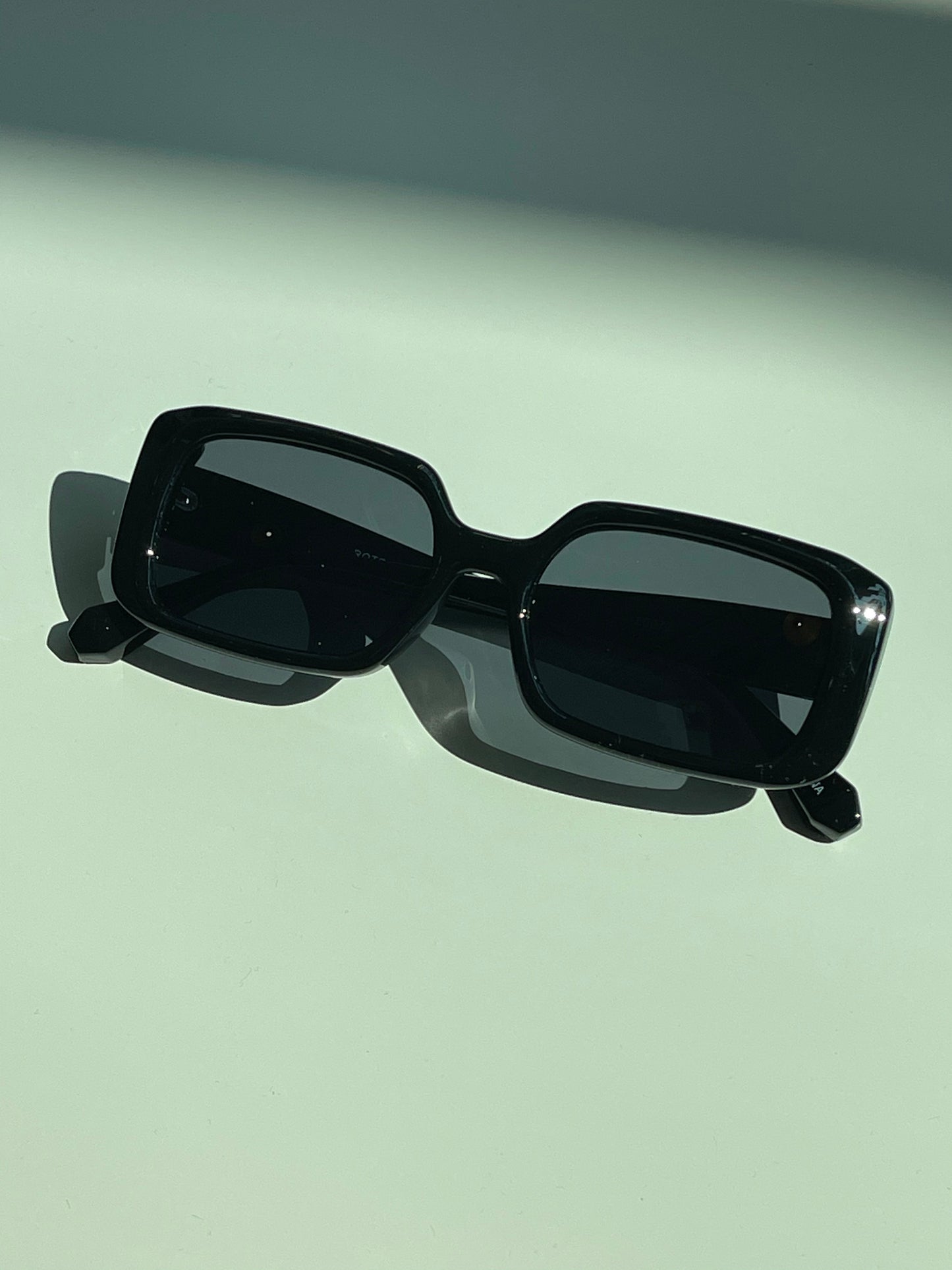 Eliza Round Square Sunglasses In Gloss Black