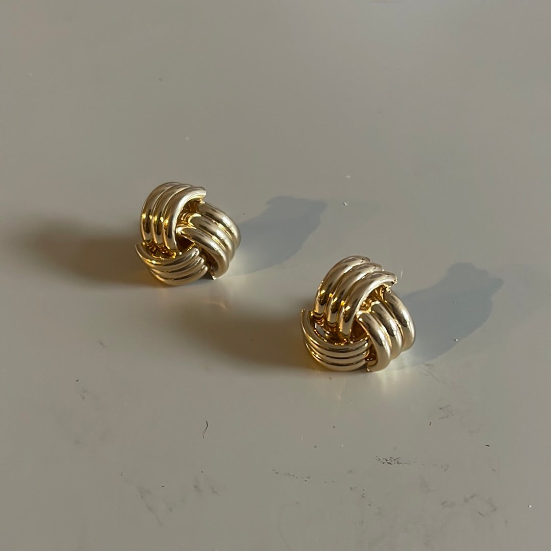 Gemi Tri Knot Mid Stud Earring In Gold