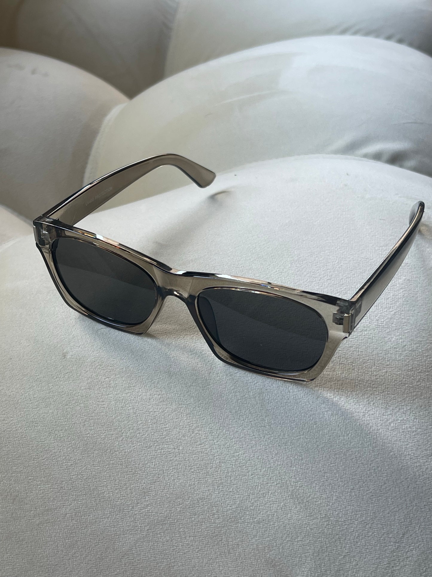 Veronica Gold Bar Sunglasses In Frost