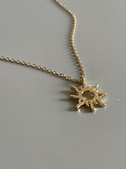 Sun Flame Cram Necklace In Gold