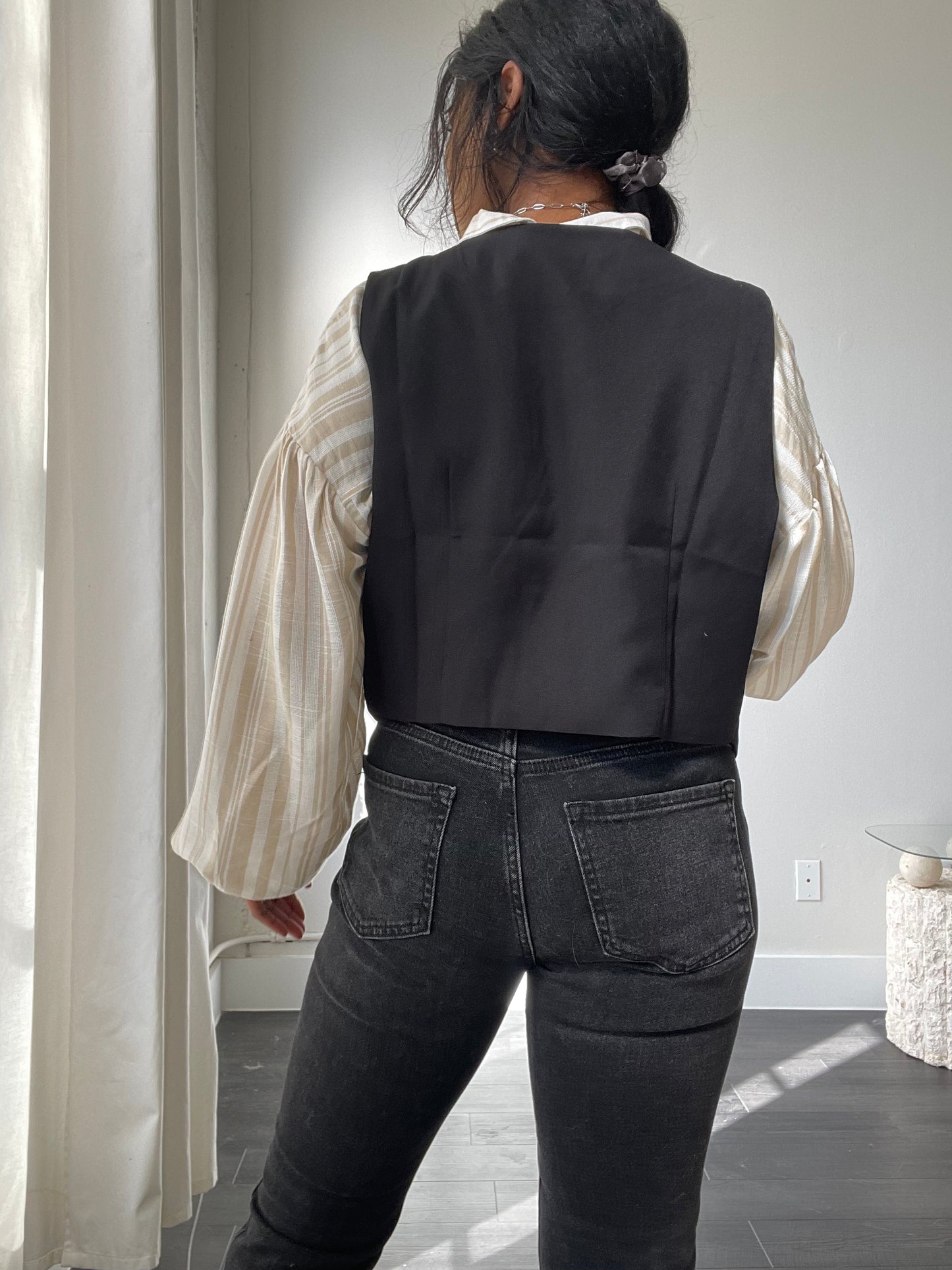 Maribel Classic Button Down Vest In Black