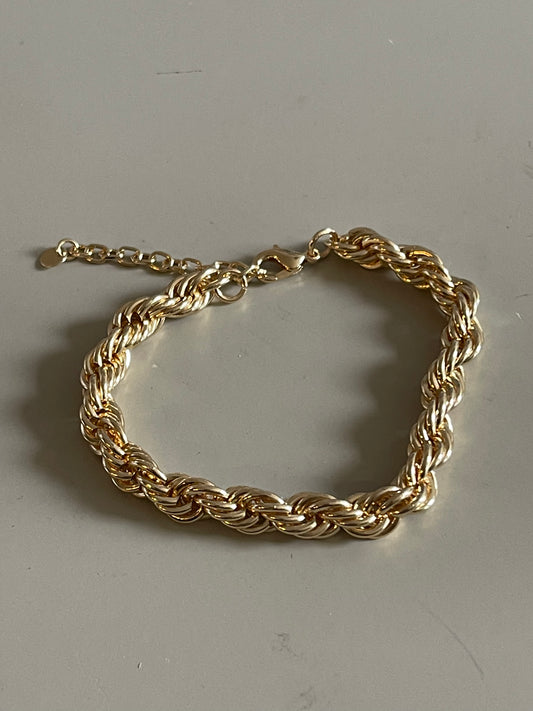 Classic Jumbo Twist Bracelet In Gold