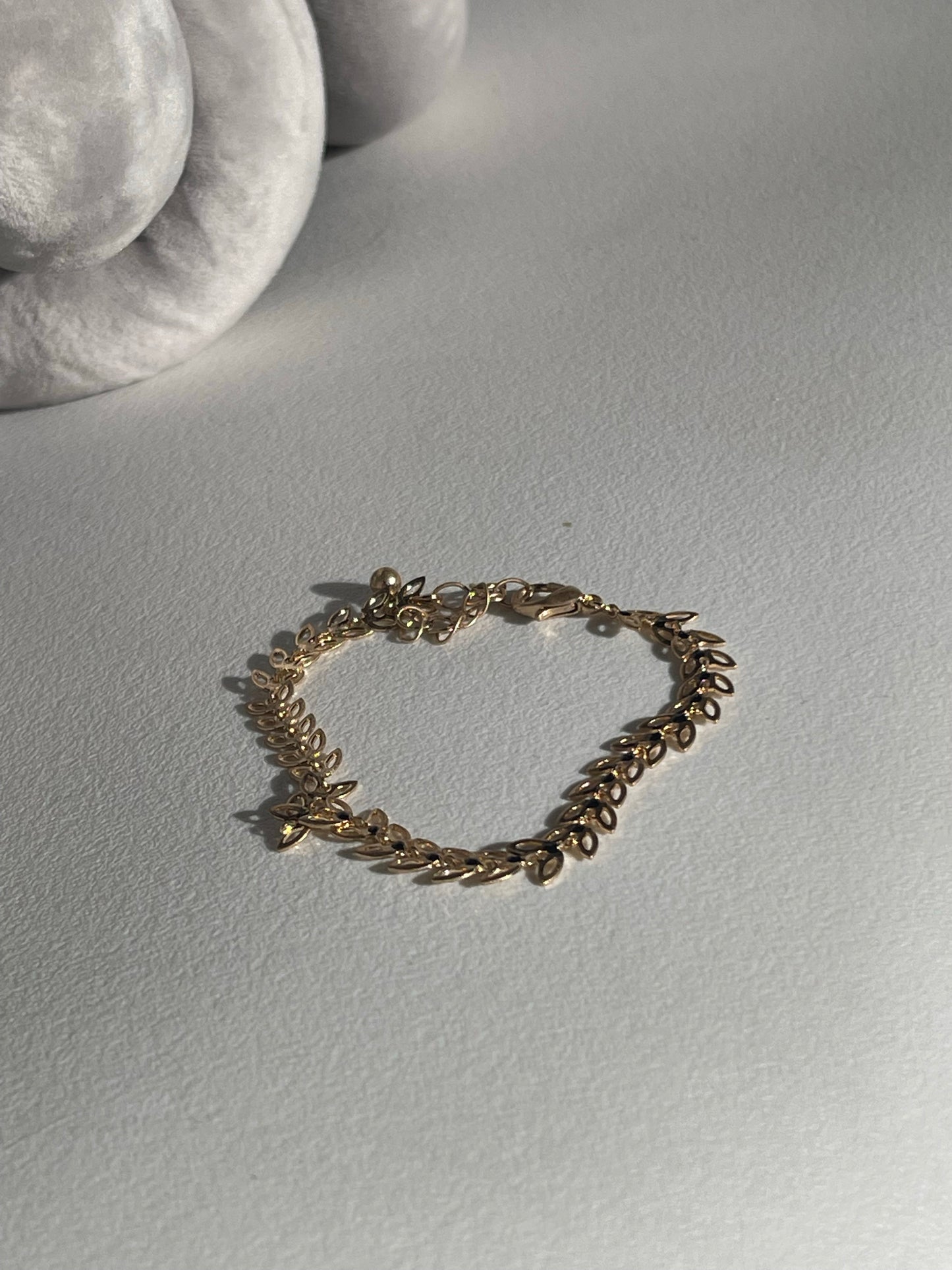 Tori Leaf Link Chain Bracelet In Black