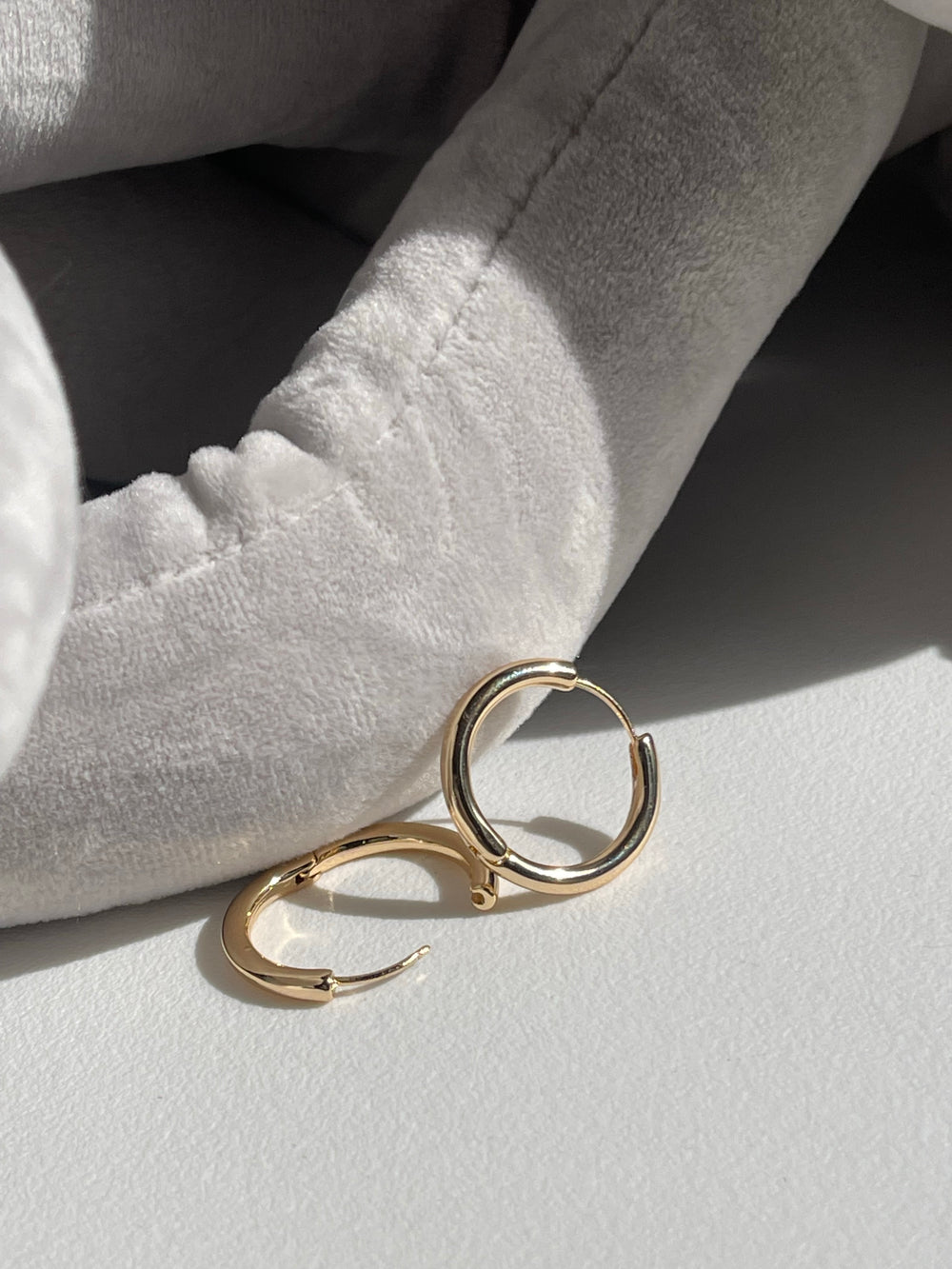 Classic Mid Skinny Hug Hoop Earring In Gold