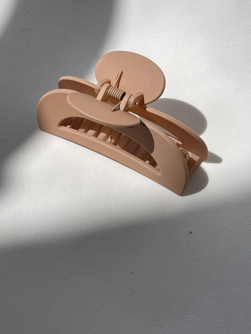 Paige Mid Size Claw Clip In Rust Taupe