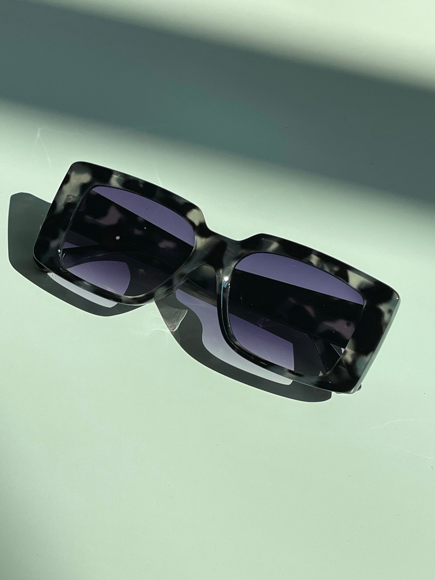 Tegan 70s Style Box Frame Sunglasses In White Tortoise