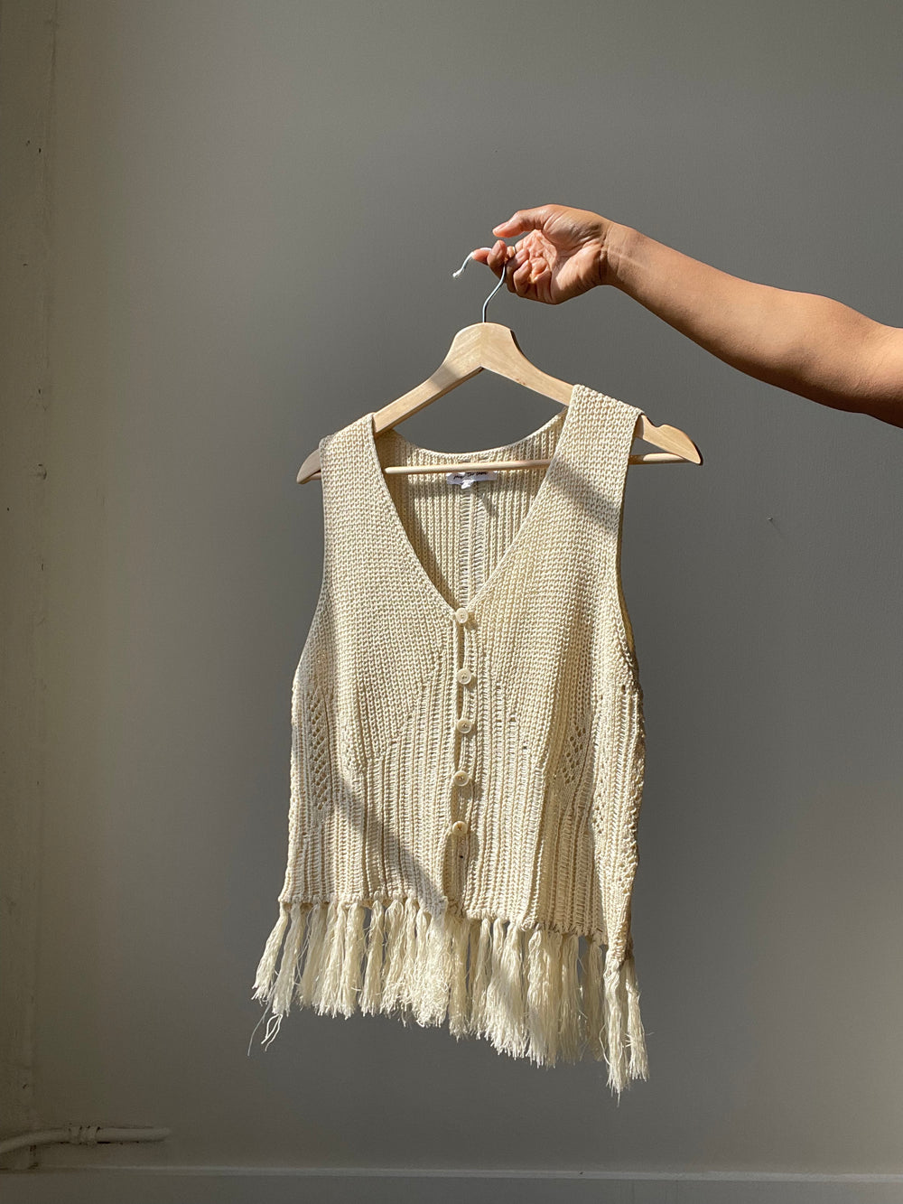 Zoe Crochet Knit Button Front Fringe Vest In Natural