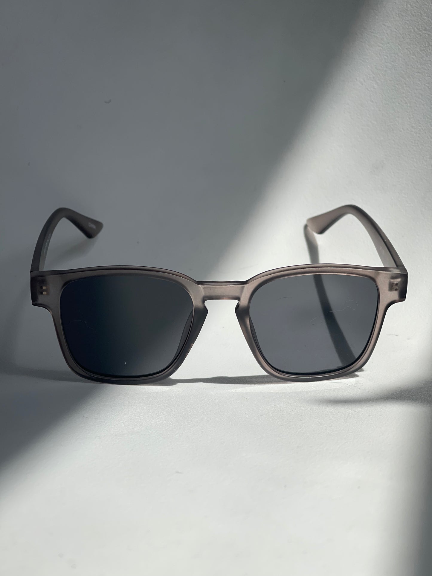 Darcy Classic Square Sunglasses In Grey