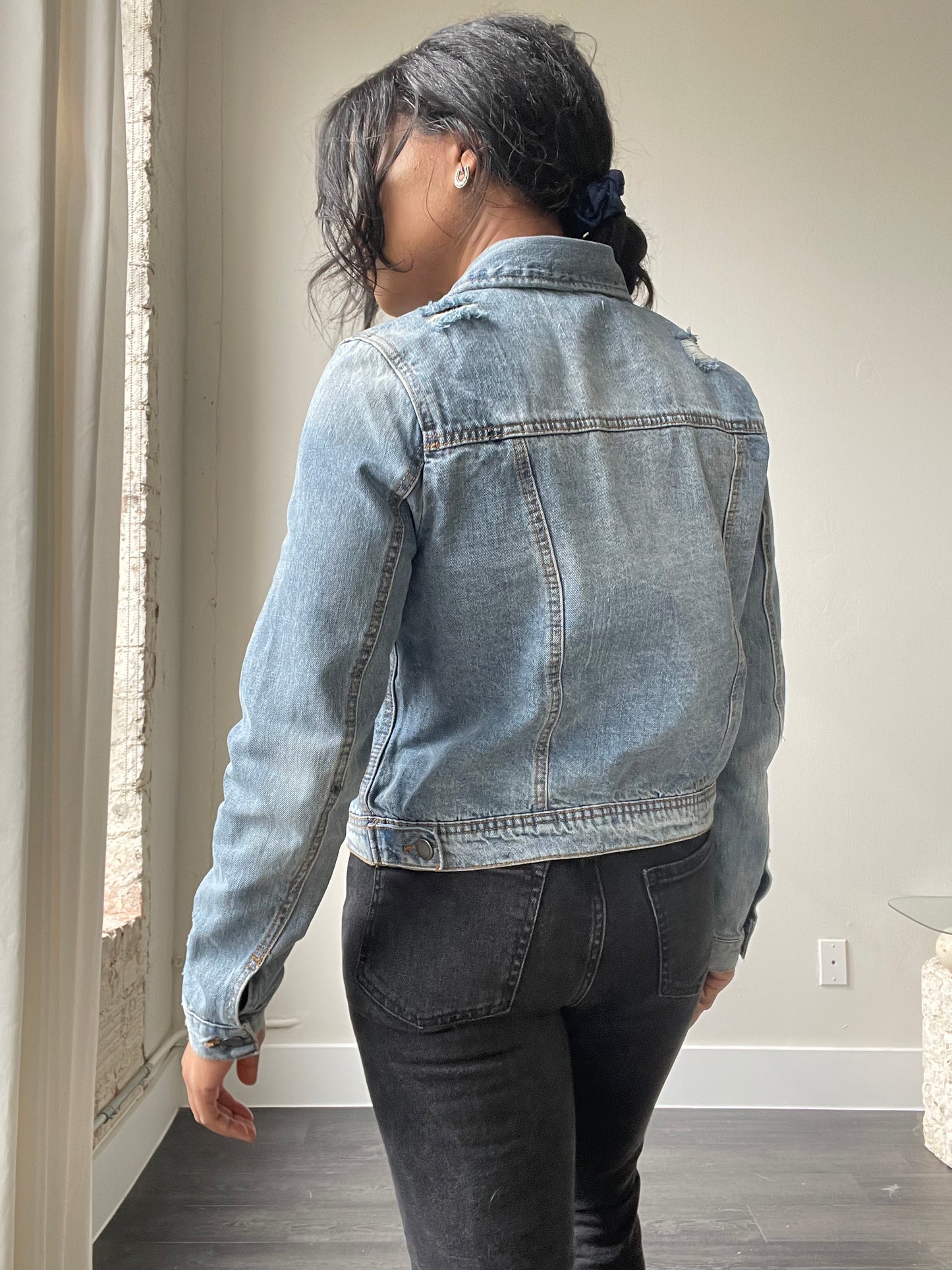 Dallas Classic Cropped Distressed Denim Jacket In Light Wash