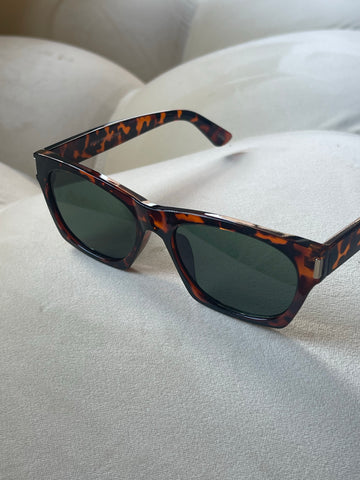 Veronica Gold Bar Sunglasses In Tortoise