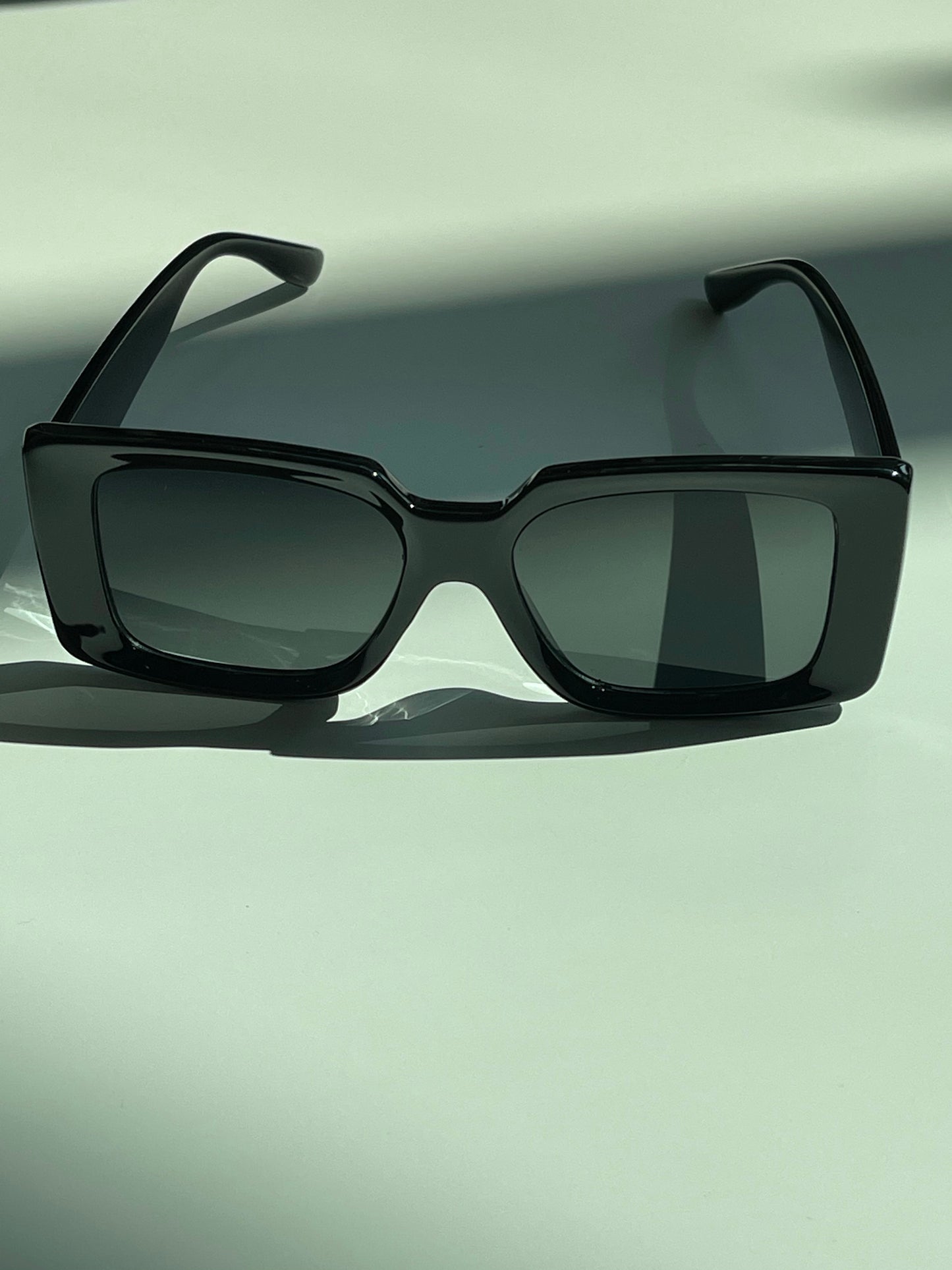 Tegan 70s Style Box Frame Sunglasses In Gloss Black