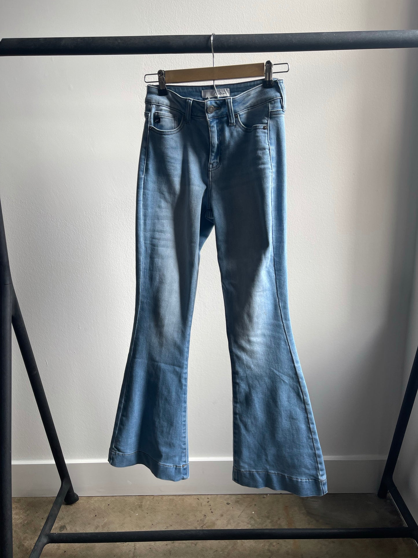 Carly 90s & Flared Jeans In Light Wash