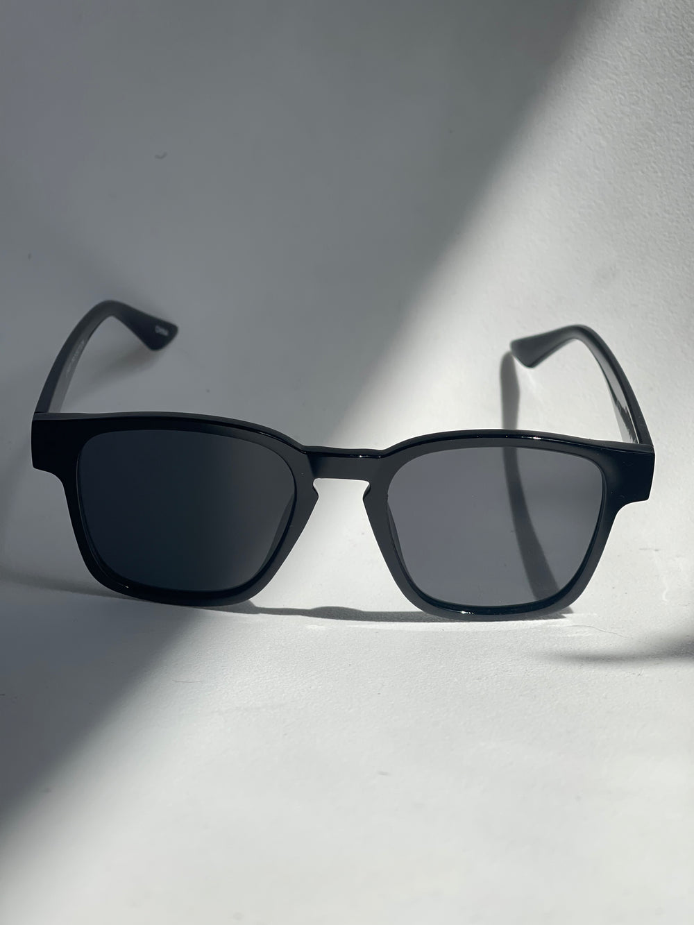 Darcy Classic Square Sunglasses In Black