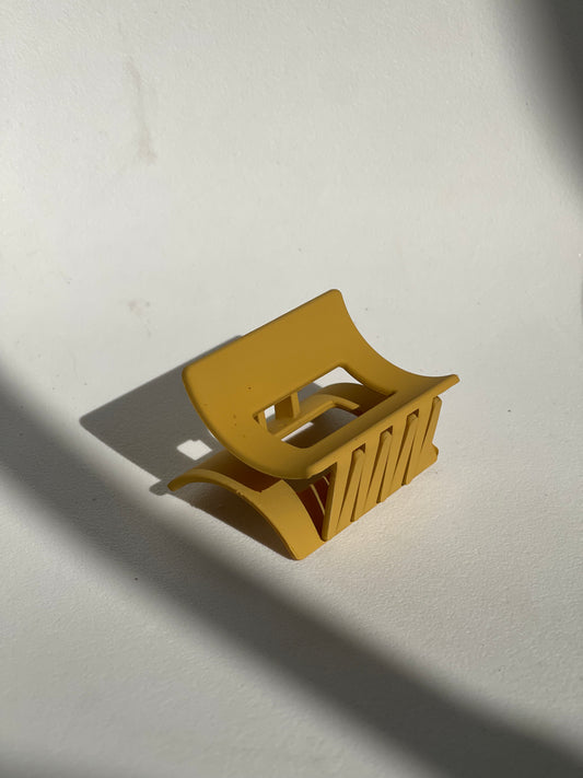 Murphy Mid Size Square Claw Clip In Mustard